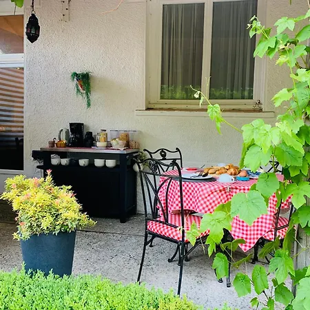 La Maison Du Canal Bed & Breakfast *
